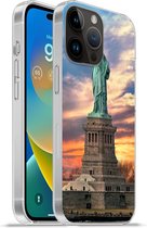 Geschikt voorApple Iphone 14 Pro - Softcase hoesje - Vrijheidsbeeld in New York tijdens zonsondergang - Siliconen Telefoonhoesje
