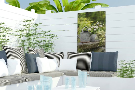 Fleurs à côté d'un arrosoir 40x60 cm