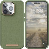 Njord byELEMENTS iPhone 14 Pro Max hoesje - Telefoonhoesje van Hoogwaardig Suede - Gereycled / Duurzaam materiaal - 2 Meter valbescherming - Geschikt voor Magsafe / Draadloos laden - Groen