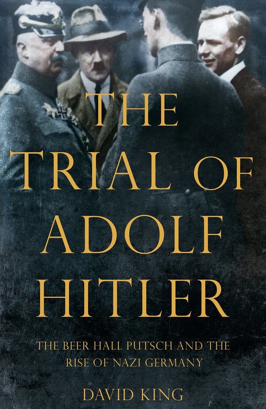Boekomslag: "The Trial of Adolf Hitler" met David King als auteur. Bevat de tekst: "The Beer Hall Putsch and the Rise of Nazi Germany".