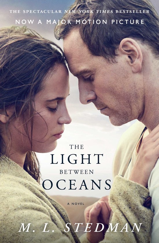Boekcover met man en vrouw die hoofden tegen elkaar aan zetten. 'The Light Between Oceans', 'A Novel', 'M. L. Stedman'.