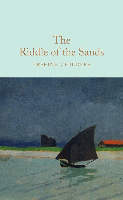 Boekomslag 'The Riddle of the Sands' met een zeilboot op water voor een kustlijn met gebouwen onder een donkere hemel.