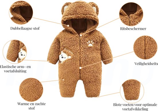 Gedetailleerde bruine teddy-romper met berenmuts, met annotaties over stof en sluitingen.