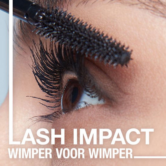 Close-up van een oog dat mascara krijgt, met de tekst 'LASH IMPACT WIMPER VOOR WIMPER'.