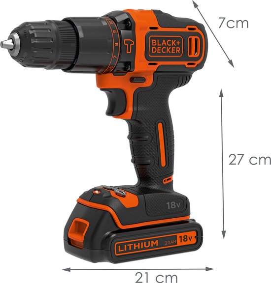 Zwarte en oranje 18V accuboormachine met afmetingen: 27cm hoog, 21cm breed, 7cm diep.