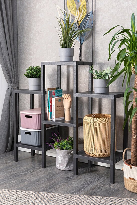 Étagère à plantes noire à 6 niveaux, remplie de plantes, de boîtes de rangement et de décorations.