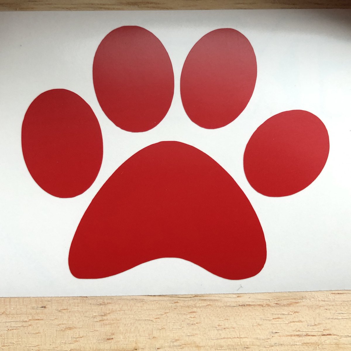 Empreinte De Pattes De Chien Dans Le Coeur Rouge Illustration de