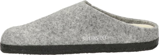 Lichtgrijze vilten Birkenstock pantoffel met schapenvacht voering, zwarte zool, gezien vanaf de zijkant.