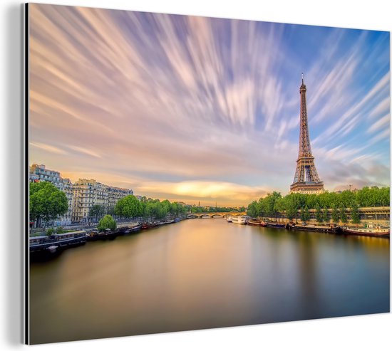 Wanddecoratie Metaal - Aluminium Schilderij Industrieel - Mooi gekleurde wolken en de Eiffeltoren die in de verte staat - 60x40 cm - Dibond - Foto op aluminium - Industriële muurdecoratie - Voor de woonkamer/slaapkamer