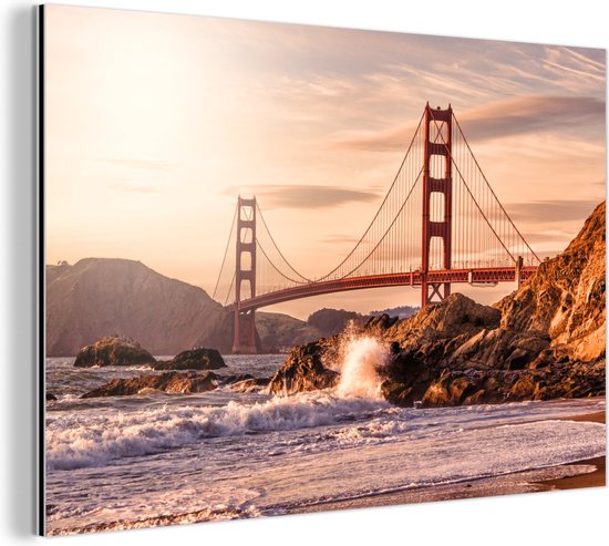 Wanddecoratie Metaal - Aluminium Schilderij Industrieel - Golden Gate Bridge met wilde golven die op de rotsen klappen in San Francisco - 120x80 cm - Dibond - Foto op aluminium - Industriële muurdecoratie - Voor de woonkamer/slaapkamer