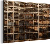 Wanddecoratie Metaal - Aluminium Schilderij Industrieel - Veel planken met flessen wijn in een wijnkelder - 180x120 cm - Dibond - Foto op aluminium - Industriële muurdecoratie - Voor de woonkamer/slaapkamer