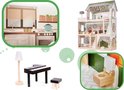 Gedetailleerd houten poppenhuis met meubels, waaronder een piano, keukentje, bed en zithoek.