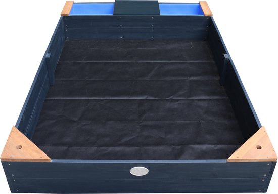 Donkergrijze houten zandbak met houten hoekjes, zwart gronddoek en blauwe bakken.
