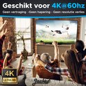 Mensen kijken juichend naar een tv met voetbal, "Geschikt voor 4K@60hz". 4K Ultra HD.