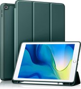Trifold Phreeze Tablethoes - Geschikt voor iPad 7/8/9 (2019/2020/2021) Hoes - Met Ingebouwde Standaard en Pen Houder - Donker Groen