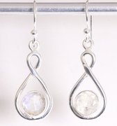 Opengewerkte zilveren oorbellen met regenboog maansteen