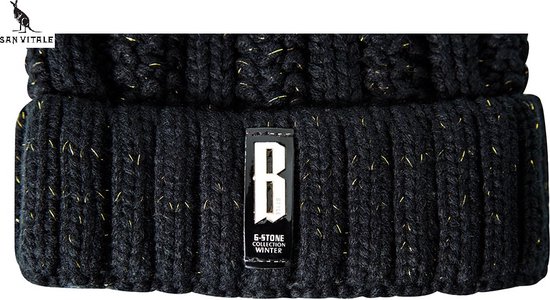 Detail van een zwarte gebreide muts met gouden glitters en een 'B' logo.