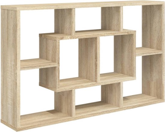 Lichte eikenkleurige wandkast met een geometrische indeling van open vakken.