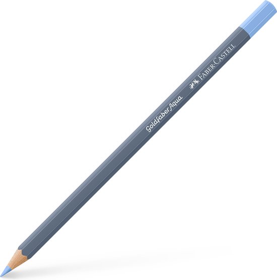 Een Faber-Castell Goldfaber aquarelpotlood in pastel hemelsblauw met een grijze houten schacht.