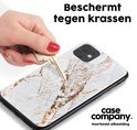 Telefoonhoesje met gouden marmerprint, beschermd tegen krassen met een sleutel.