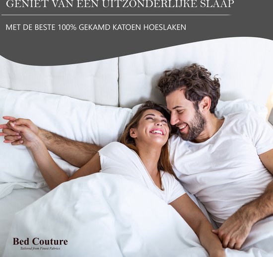 Koppel in bed, omhelzend onder witte lakens. Tekst: 'Geniet van een uitzonderlijke slaap met de beste 100% gekamd katoen hoeslaken'.