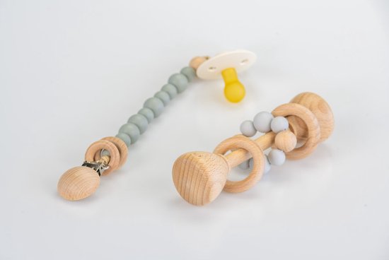 Foto: Speenkoord met houten rammelaar grijsblauw gift set
