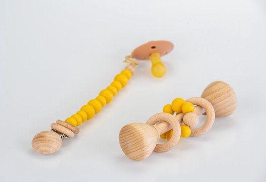 Foto: Speenkoord met houten rammelaar okergeel gift set