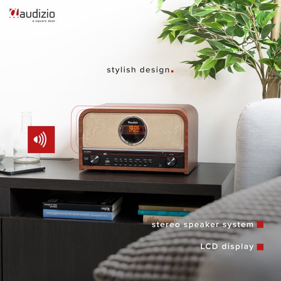 Retro radio met stoffen voorkant, houten afwerking en display, staand op een nachtkastje.
