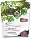 Folder met tekst en afbeeldingen van metalen tuinornamenten zoals een eekhoorn en een ijsvogel.