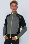 Man draagt zwarte fietsjack met grijs voorpand, neon gele rits en accenten. '21 VIRAGES' op de schouder.