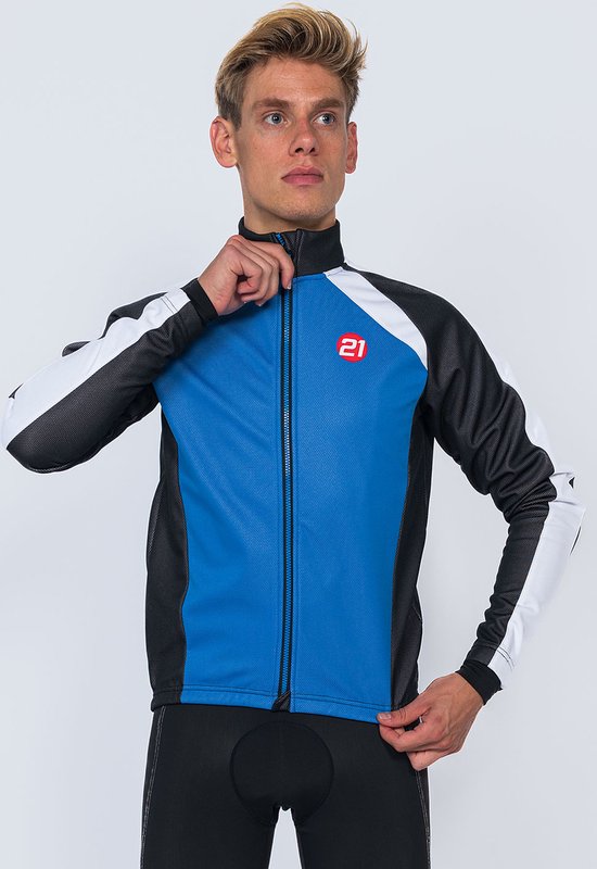 Voorkant van een heren wielrenjack in het blauw met zwarte en witte panelen. Het jack heeft een rits en een rood logo met '21' erop.