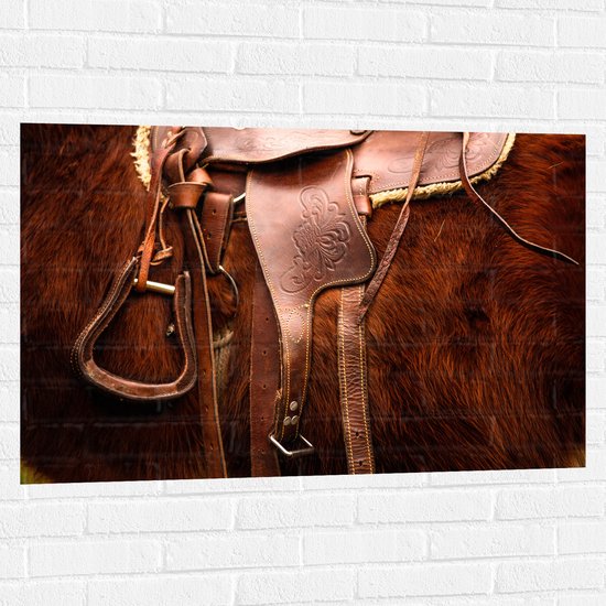 WallClassics - Muursticker - Foto van een Zadel op een Paard - 105x70 cm Foto op Muursticker