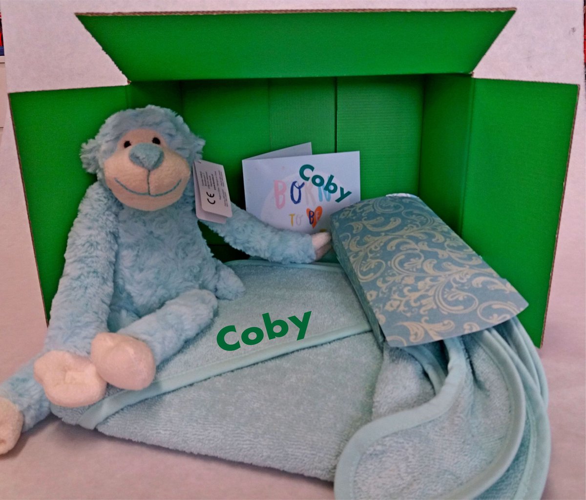 Goedkoopste Baby cadeau pakket-geborduurde naam op badcape - Baby shower