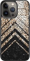 Casimoda® hoesje - Geschikt voor iPhone 13 Pro - Chevron Luipaard - Luxe Hard Case Zwart - Backcover telefoonhoesje - Zwart