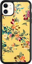 Casimoda® hoesje - Geschikt voor iPhone 11 - Bloemen geel flowers - Luxe Hard Case Zwart - Backcover telefoonhoesje - Geel