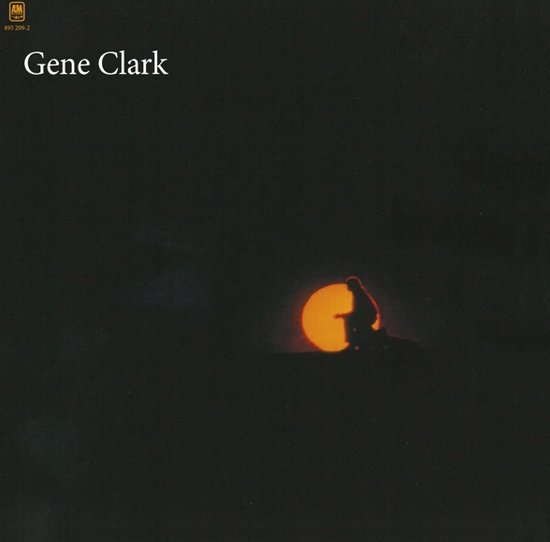 Silhouet van een persoon op een heuvel tegen een feloranje zonsondergang. Gene Clark staat in witte letters.