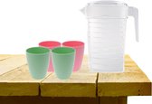 Set van 1x waterkan met deksel 1L met drinkbekers 2x roze en 2x groen