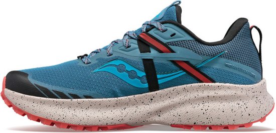 Blauwe Saucony trailschoen met rode accenten, gespikkelde beige zool en veters.