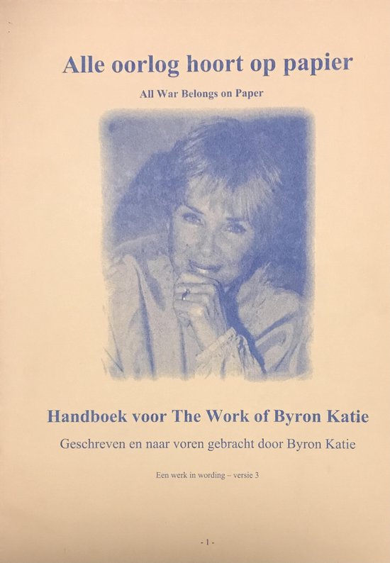 Portret van een vrouw met kort, gekruld haar, lachend met haar hand op haar kin. Tekst: Alle oorlog hoort op papier. Handboek voor The Work of Byron Katie.