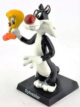 Tinnen beeldje kat/poes Sylvester - hoogte 8,2cm kleur zwart met wit looney tunes beeldje handgeschilderd op sokkeltje