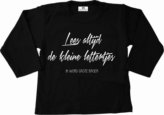 Zwart shirt met lange mouwen, met witte tekst: 'Lees altijd de kleine lettertjes. IK WORD GROTE BROER'.