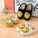 Verschillende Budino pantoffels: gele, witte en zwarte met smiley prints.