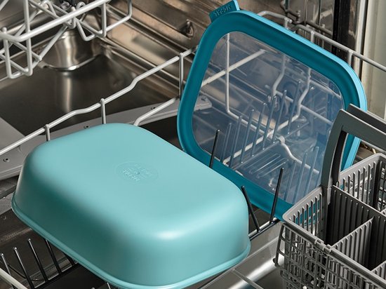 Boîte de conservation Mepal bleue et son couvercle dans un lave-vaisselle.