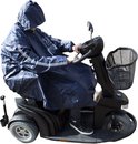 Vrouw in donkerblauwe poncho met capuchon op een zwarte scooter, rijdend, zijaanzicht.