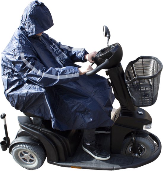 Vrouw in donkerblauwe poncho met capuchon op een zwarte scooter, rijdend, zijaanzicht.