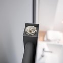 Détail du radiateur anthracite avec un bouchon argenté sur le dessus.