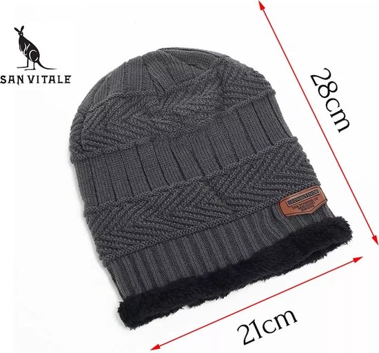 Donkergrijze gebreide muts met zwarte fleece voering en een bruin label.