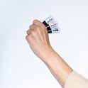 Hand met 3 Herome nagellakflesjes: wit, nude en transparant.