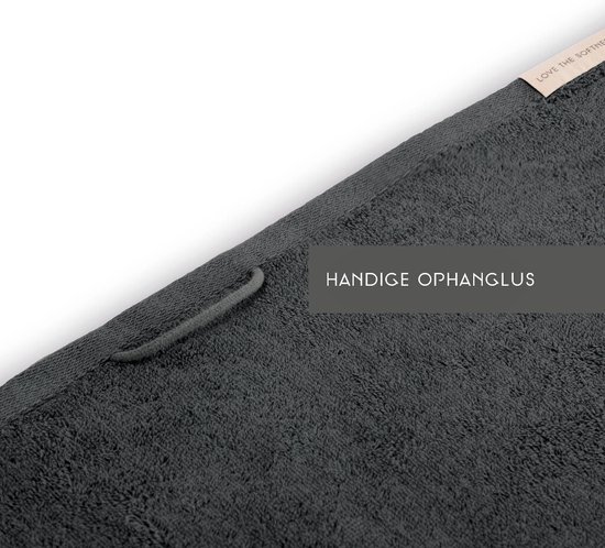 Detail van een antracietkleurige handdoek met een lus om op te hangen.