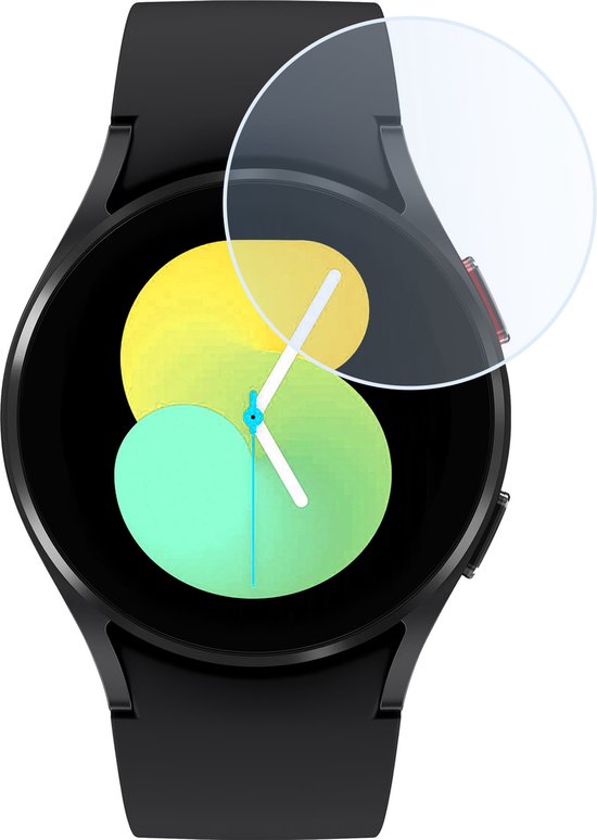 Zwarte smartwatch met een glanzende wijzerplaat. Een screenprotector wordt erop gelegd.